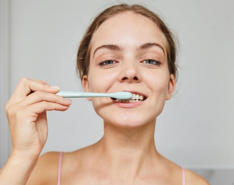 girl brushing teeth