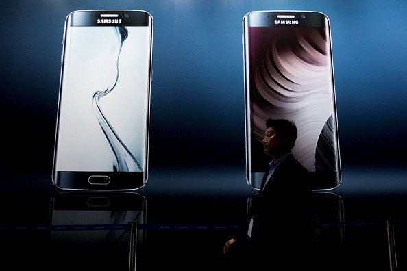  Visitors analyse Samsung Galaxy S6 at Fira Gran Via for the Mobile World Congress 2015 