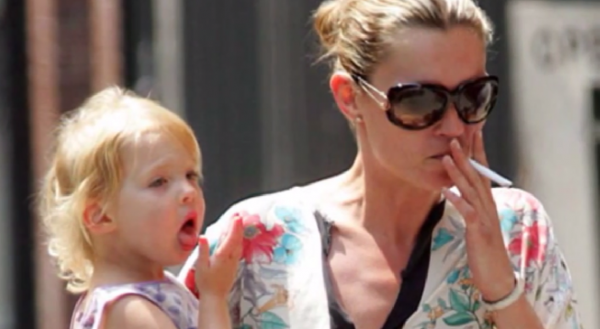 Курящая мама курящая дочка. Курящие матери. Мама с сигаретой. Курящая мама с ребенком. Курящие молодые мамы.