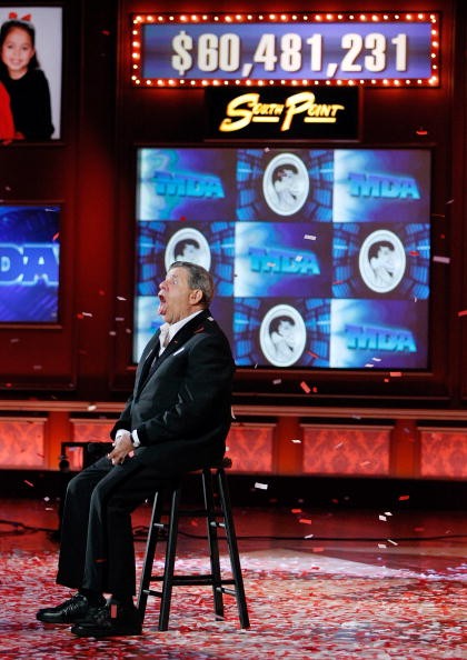 Comedian Jerry Lewis in front of the toteboard at the 2009 Muscular Dystrophy Association telethon. 