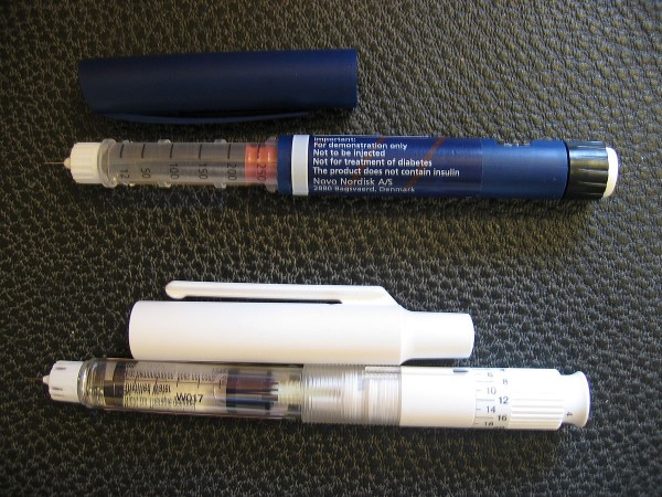 Demonstration models of two types of insulin pens. 