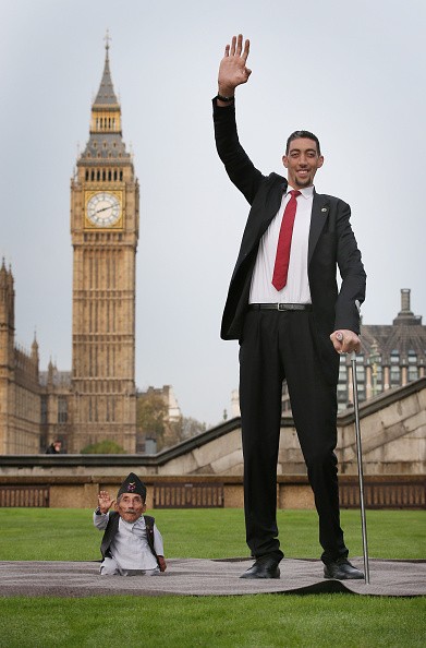 World's Tallest And Shortest Men Meet For Guinness World Records...