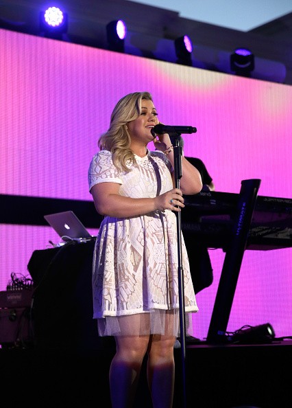 Recording artist Kelly Clarkson performs onstage during The iHeartRadio Summer Pool Party at Caesars Palace on May 30, 2015 in Las Vegas, Nevada.