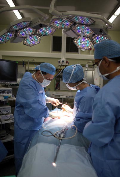 Surgeons in England removing a gallbladder 